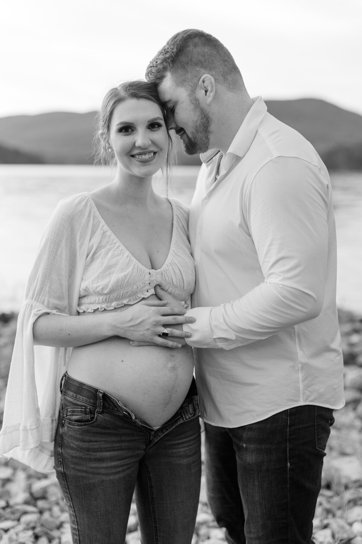 Documentary-Maternity-Session-at-Carvins-Cove-RJ-133