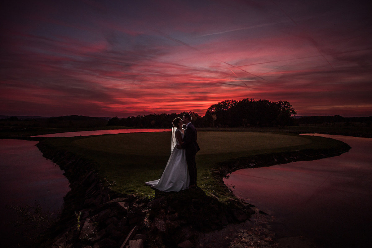 Landschaft im Sonnenuntergang mit Brautpaar