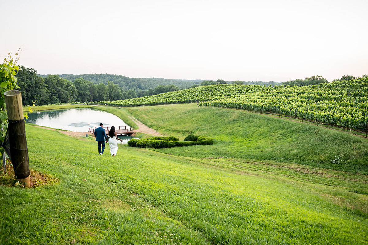 Montaluce-winery-couple-walking-thorugh-to-the-vinyard-pond