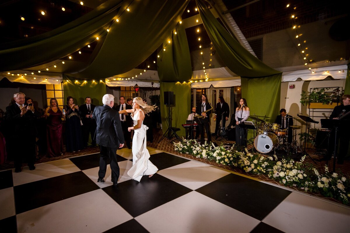 X092-The-Alexandrian-Hotel-Old-Town-Alexandria-Fall-Wedding-Sneak-Peek-Photography-by-Bee-Two-Sweet