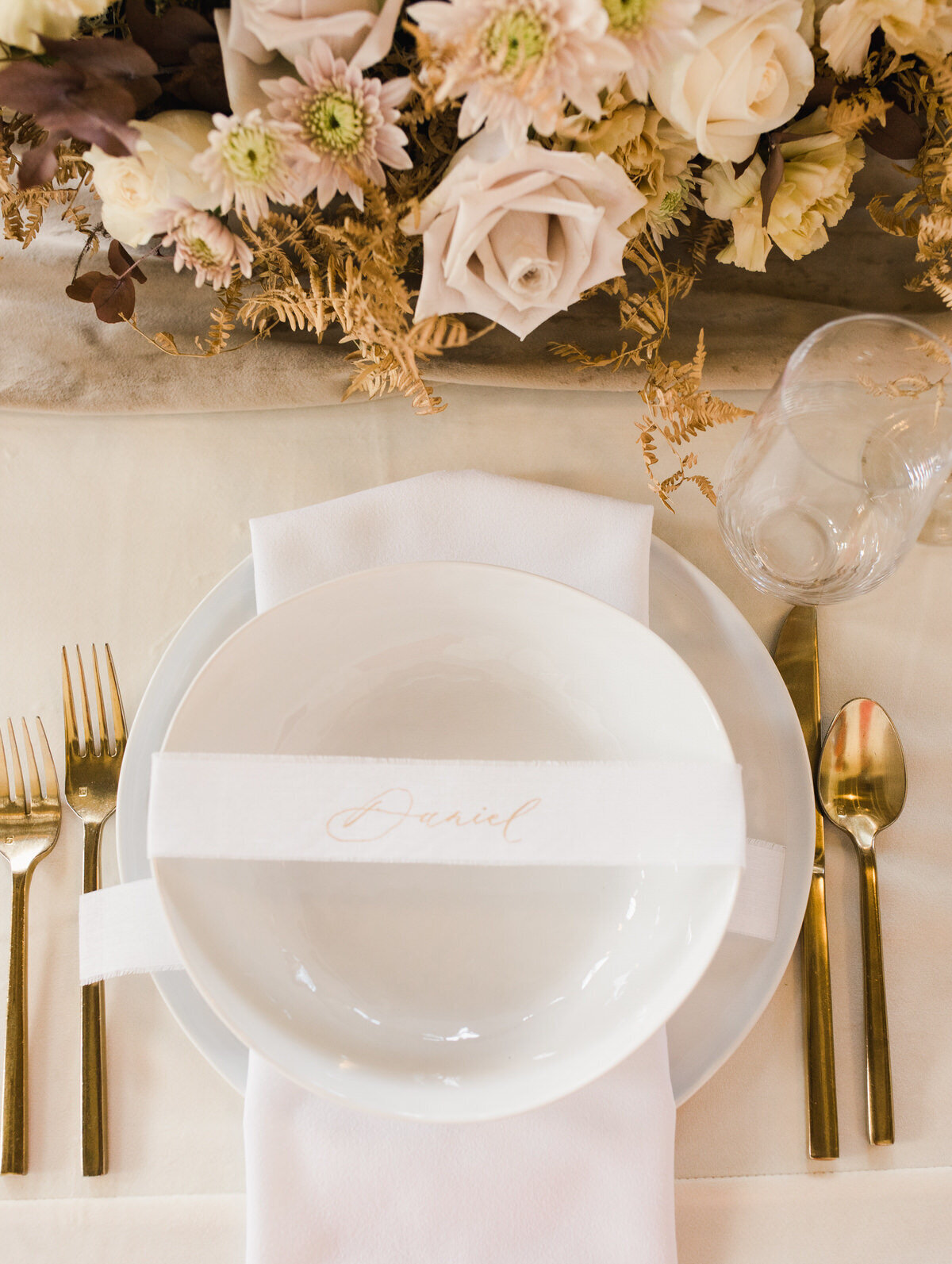 wedding-place-setting-elegant-fall