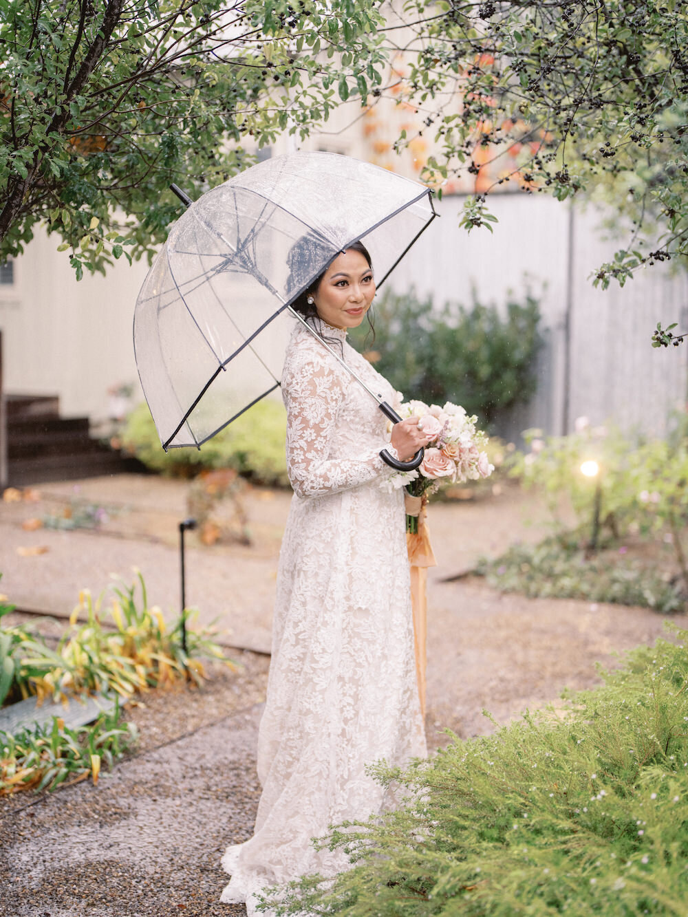 Raining day bride portraitt