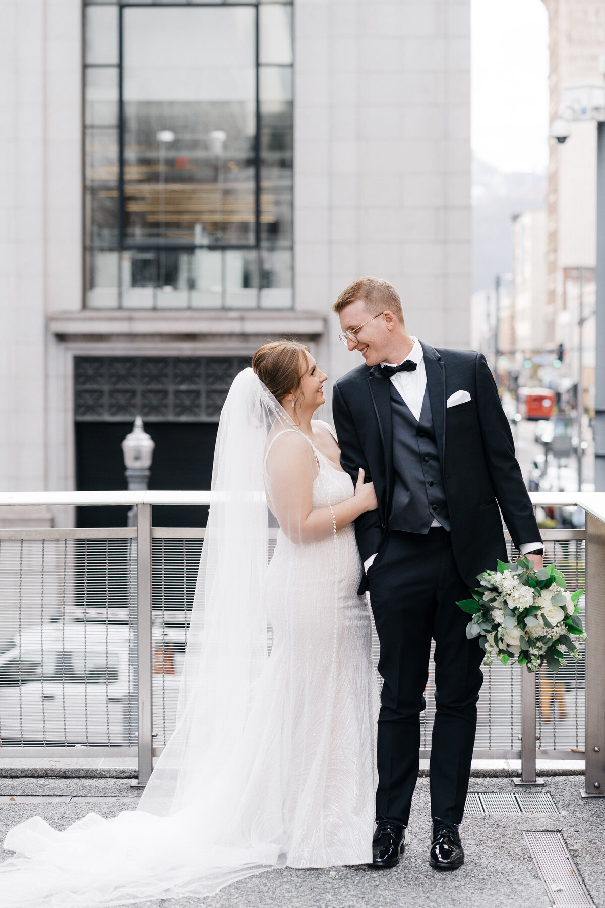 couple-pittsburgh-backdrop-wedding