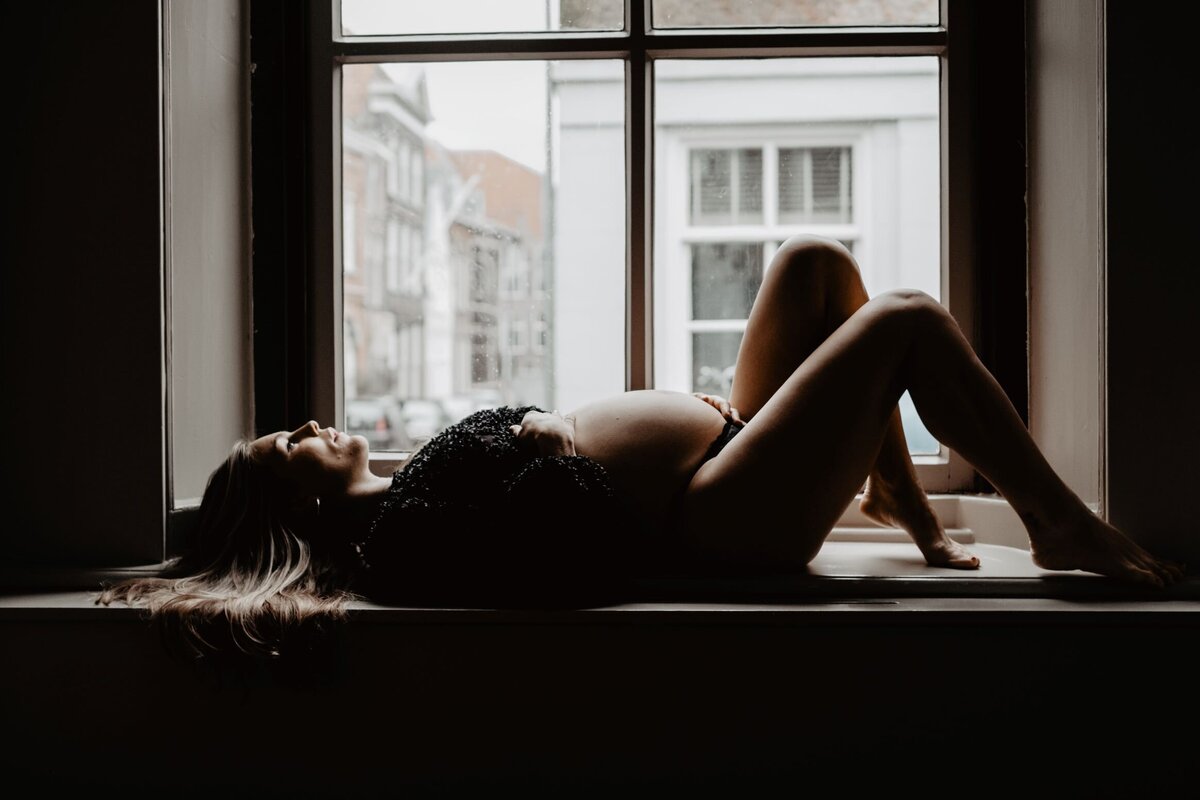 Zwangerschapshoot door Sati fotografie in Studio Dien