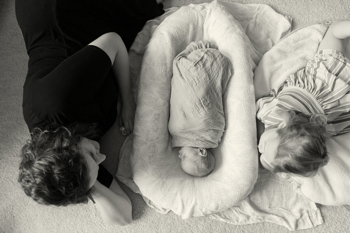 black-and-white-mom-newborn-big-sister
