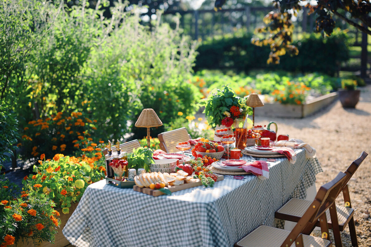 ghost-host-eli-turner-chancellors-rock-virginia-fall-decor-ideas13