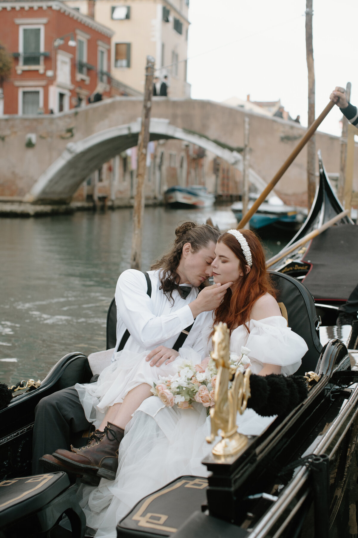 -Documentary-Style-Editorial-Vogue-gondola-Italy-Destination-Wedding-Leah-Gunn-PhotographyDocumentary-Style-Editorial-Vogue-gondola-Italy-Destination-Wedding-Leah-Gunn-Photography-53