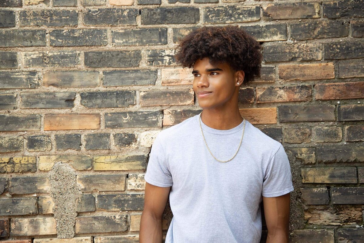 senior-portrait-by-brick-wall