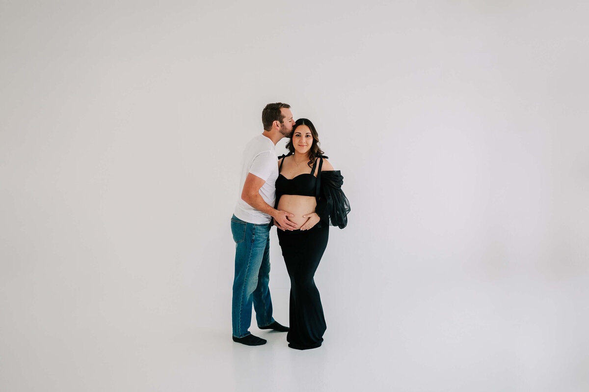 Joplin Mo maternity photographer Jessica Kennedy of The XO Photography captures pregnant couple holding baby bump