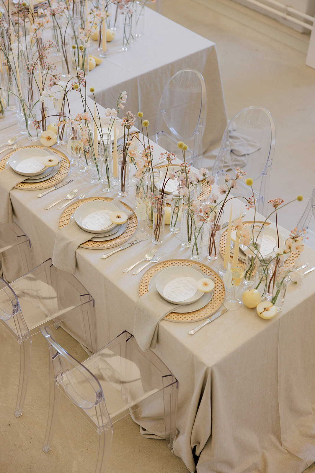 Elegante Tischdeko in Creme und Beige – Hochzeitsfloristik für stilvolle Feste in der Schweiz.