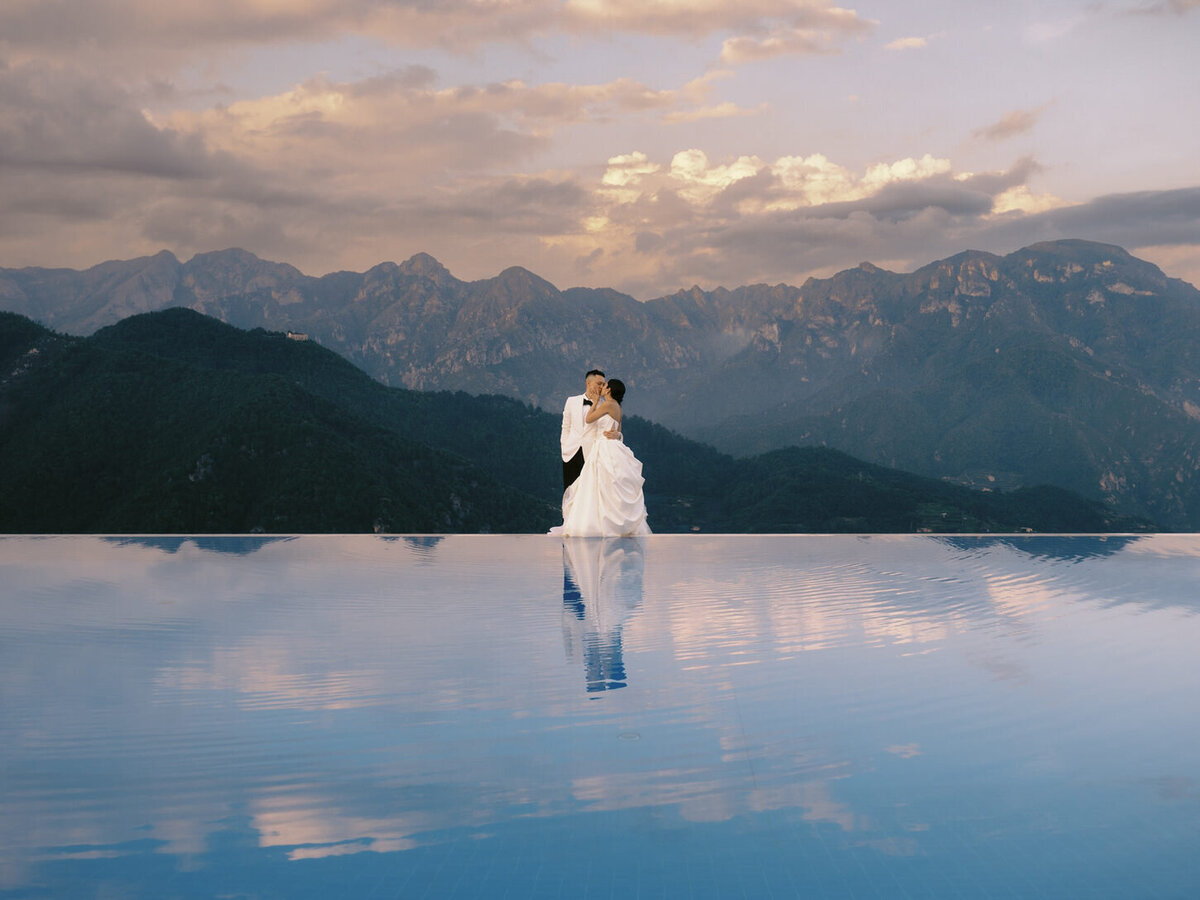 Caruso--Belmond-Hotel-Amalfi-Coast-Ravello-08-bride-reflective-pool-sunset-jenny-fu-studio