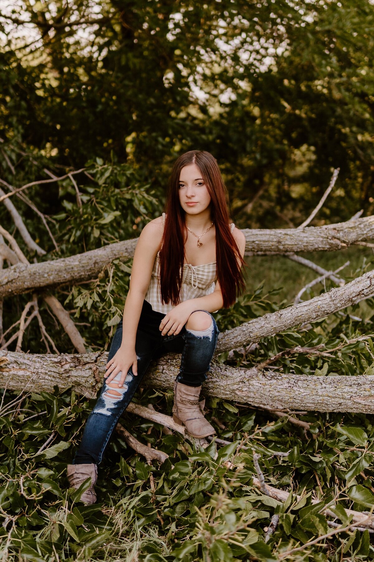 senior-girl-portrait-in-nature-rustic-vibe-iowa-storyteller-collective-photo-co