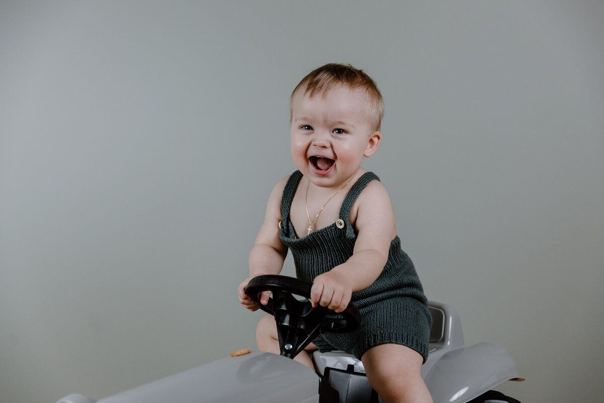ettårsfoto_homesession_gutt_fotograf_charlottechristensen_studio_traktor2