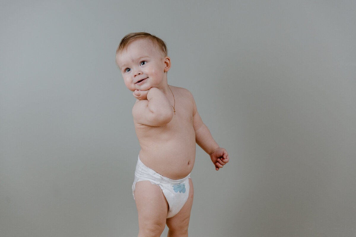 ettårsfoto_homesession_gutt_fotograf_charlottechristensen_studio_simple