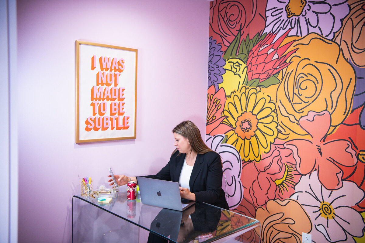 Friendly business assistant helping St. Louis women thrive