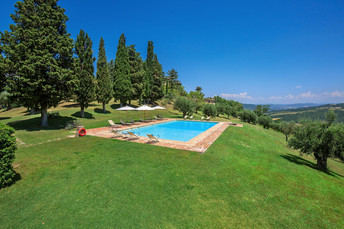 Waterstone - Hassler Collection - Borgo Bastia Creti - Umbria - Luxury Boutique Hotel - Piscina 2 Bastia Creti