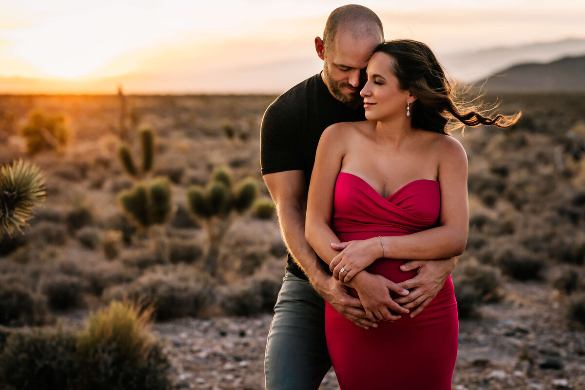 maternity-session-with-desert-sunset