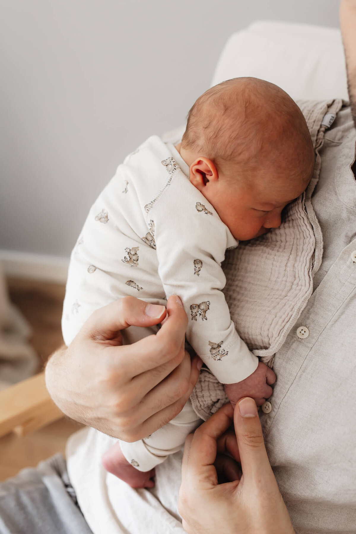 Kraamreportage baby slaapt bij papa