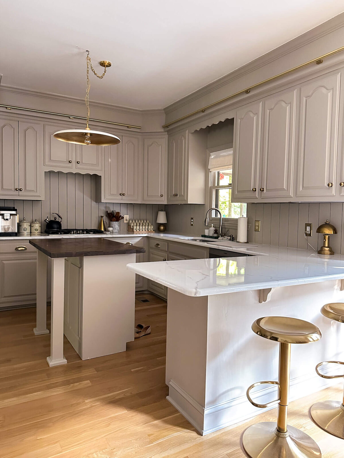 warm-taupe-vintage-inspired-kitchen