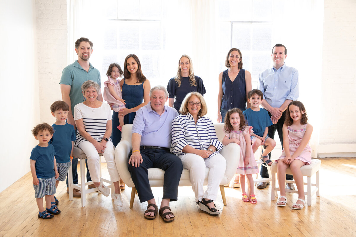 bright-indoor-large-family-photo