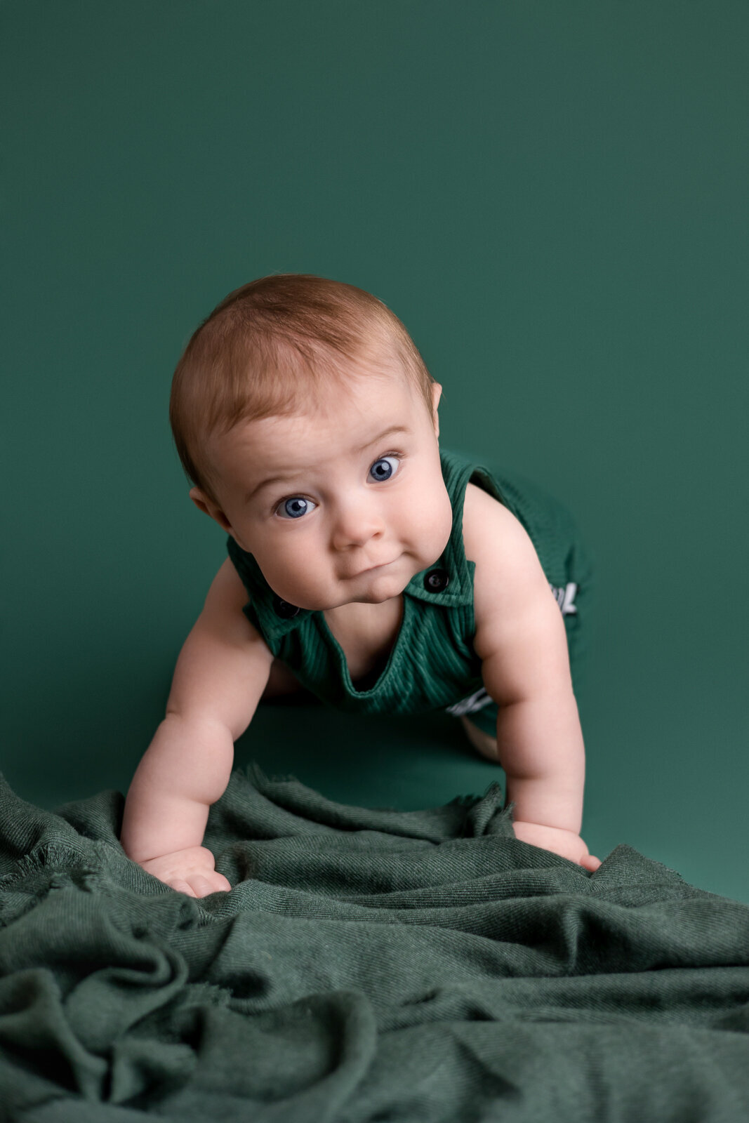 In-home-sitter-milestone-photography-session-Frankfort-KY-photographer-baby-boy-7-months-old-3