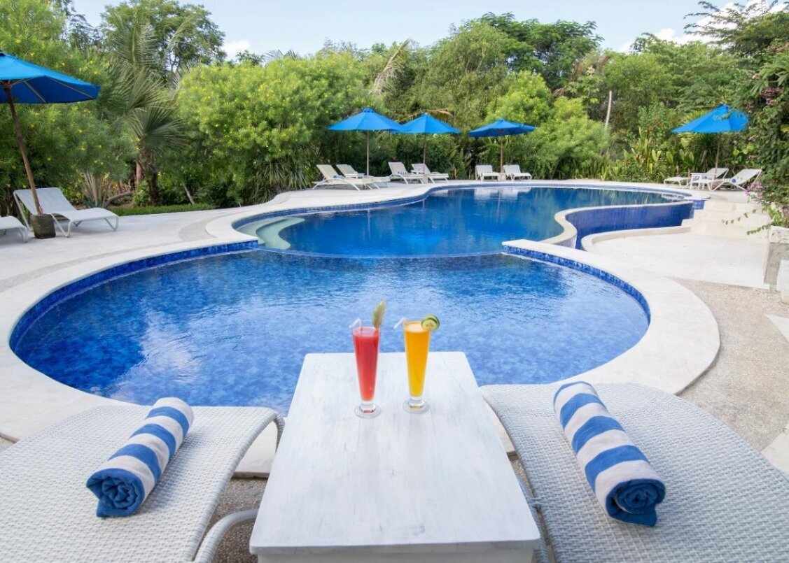 Indonesie-Flores-Labuan-Bajo-Puri-Sari-Beach-hotel-zwembad