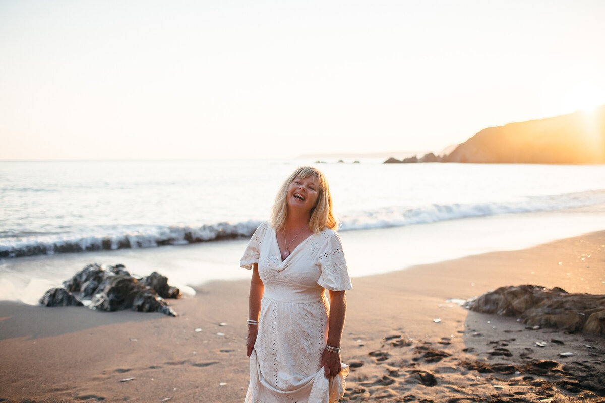 relaxed portraits at the beach