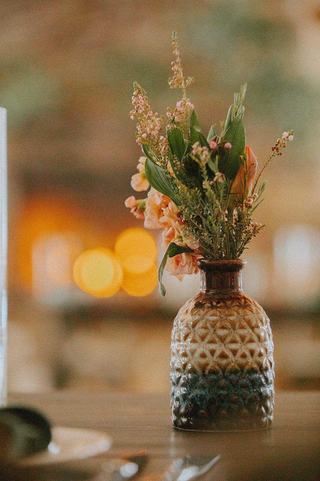winter-snow-wedding-five-pine-lodge-oregon-venue-february-sun-colorful-western-chic-fur-blankets-candles03851