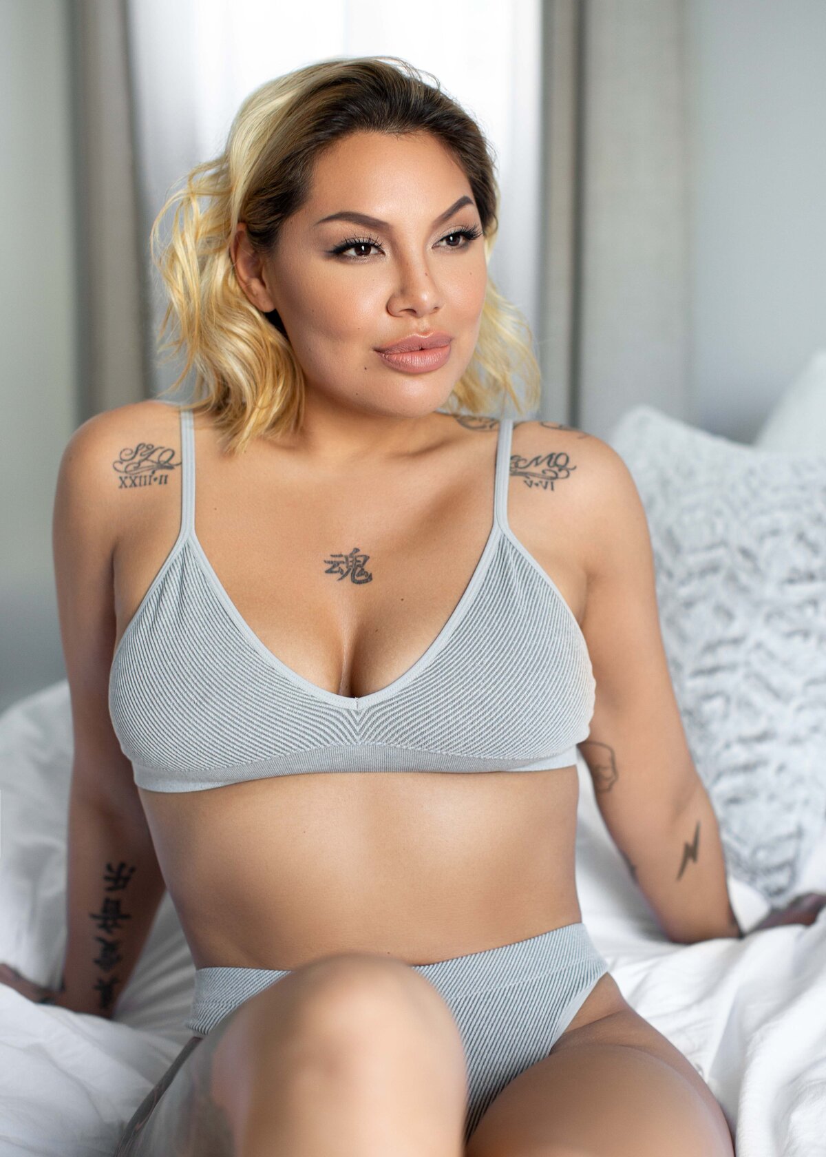 boudoir-portrait-photo-bedroom-in-bed-blond-woman-by-daisy-rey-photography-new-jersey-and-new-york