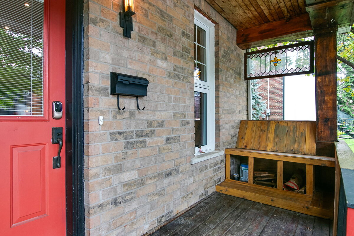 5-web-or-mls-3_001_Porch