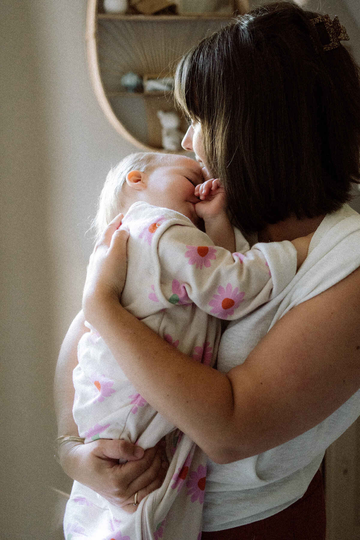 Lifestyle gezinsfotografie tijdens een Homes to Remember-shoot -  lief moment met mama 