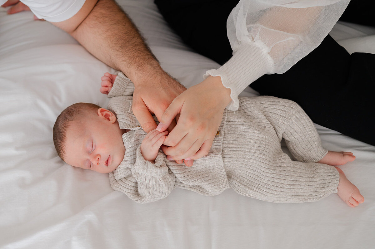 newborn-lifestyle-baby-holding-hands