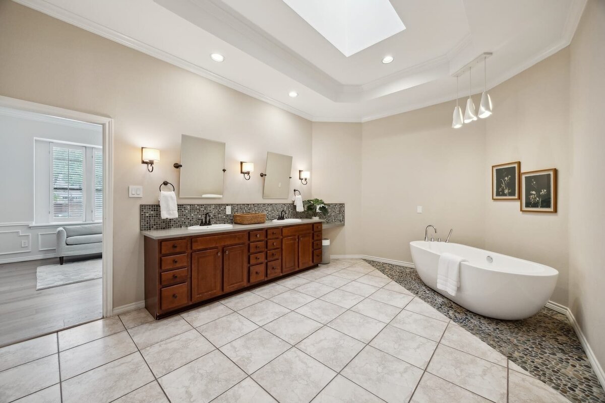 17828_cedar_creek_canyon_dr_dallas_tx_primary_bathroom_with_freestanding_tub_and_dual_vanities_-_haven_realty_grou