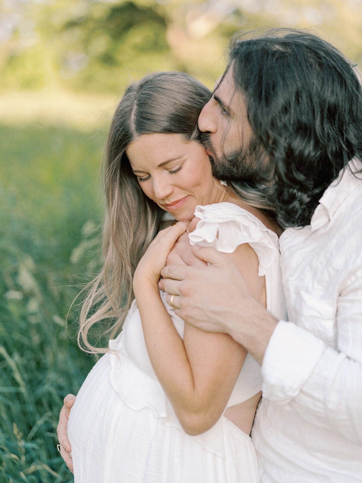 dad-kissing-expecting-wife