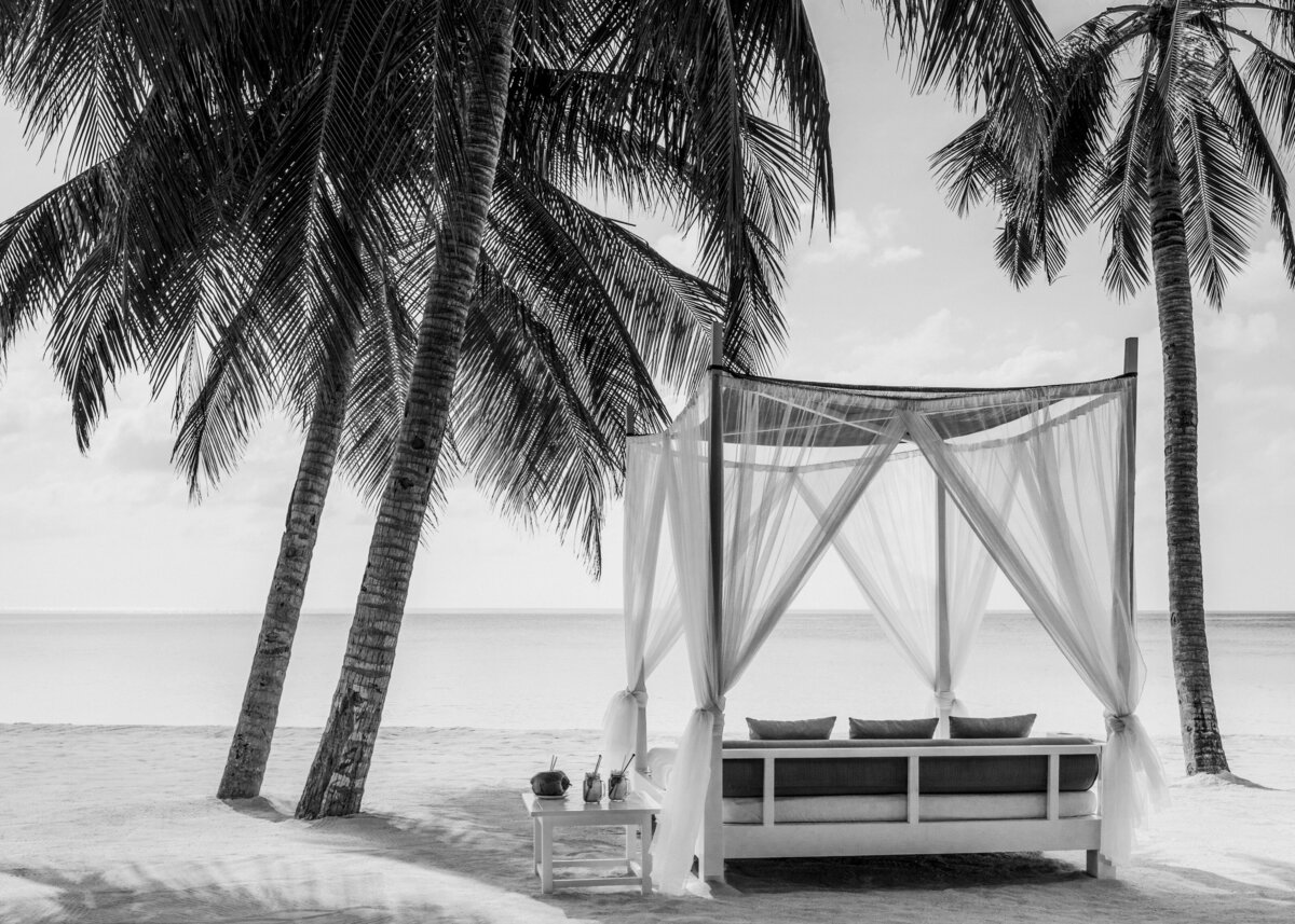 OO_RR_Beach_BeachClub_Cabana_ToSea_1605_LS_MASTER_BW