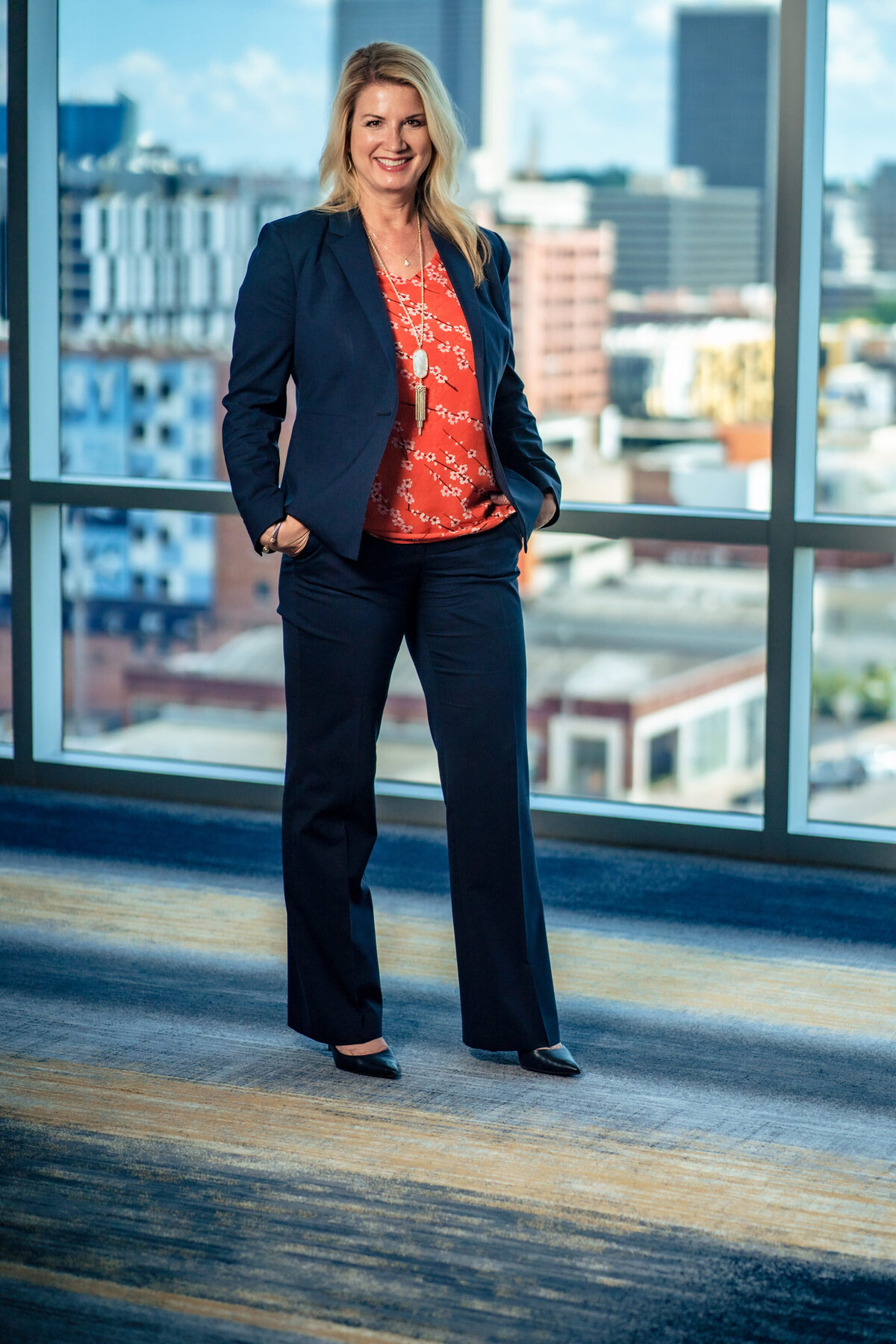 kansas-city-headshot_enviromental-portrait-photography-0103-woman-in-orange-top-and-navy-blazer-headshot