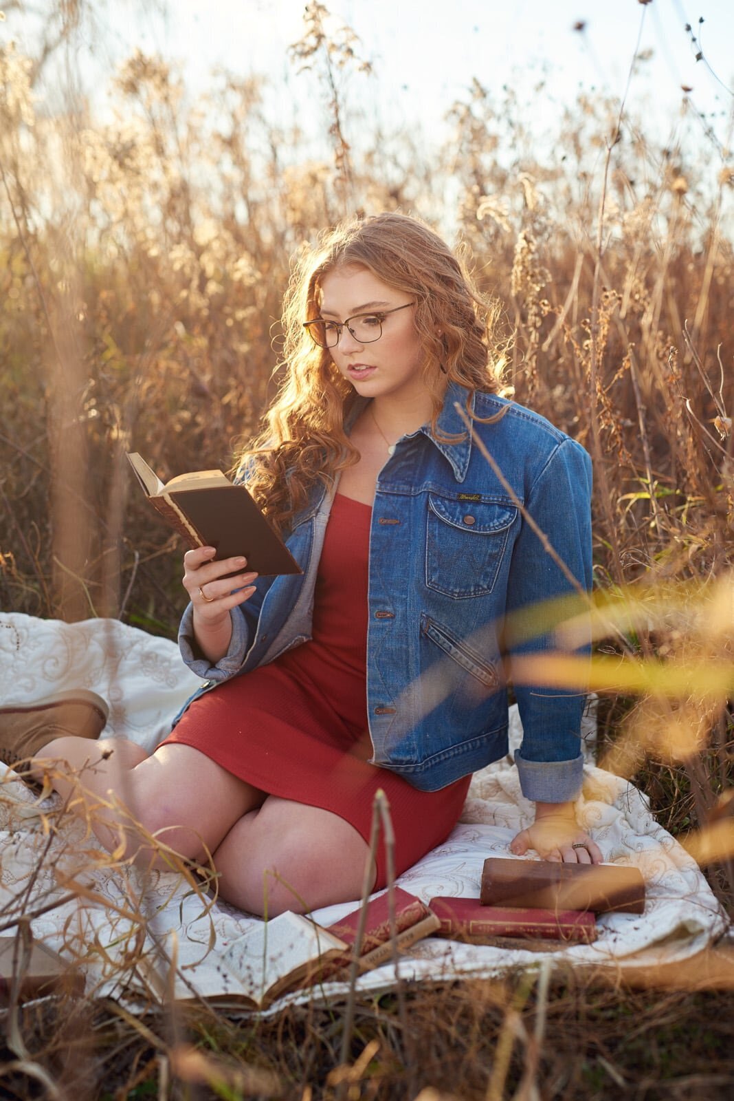 High School Senior Portrait Photographer Captures Outdoor Reading in Autumn Light-04