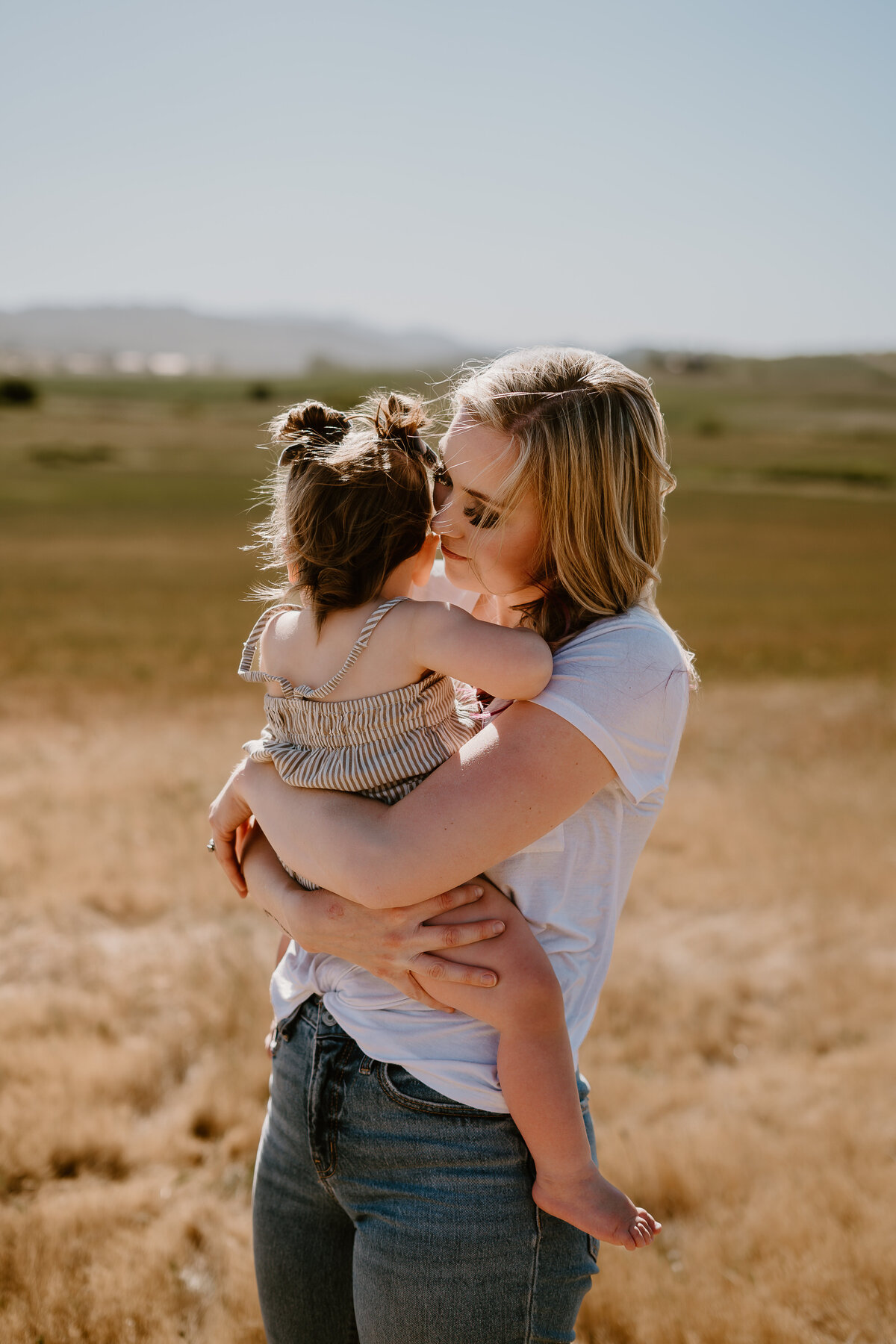 Sweet picture of mom and daughter, family photos in salem oregon by magnolia june visuals