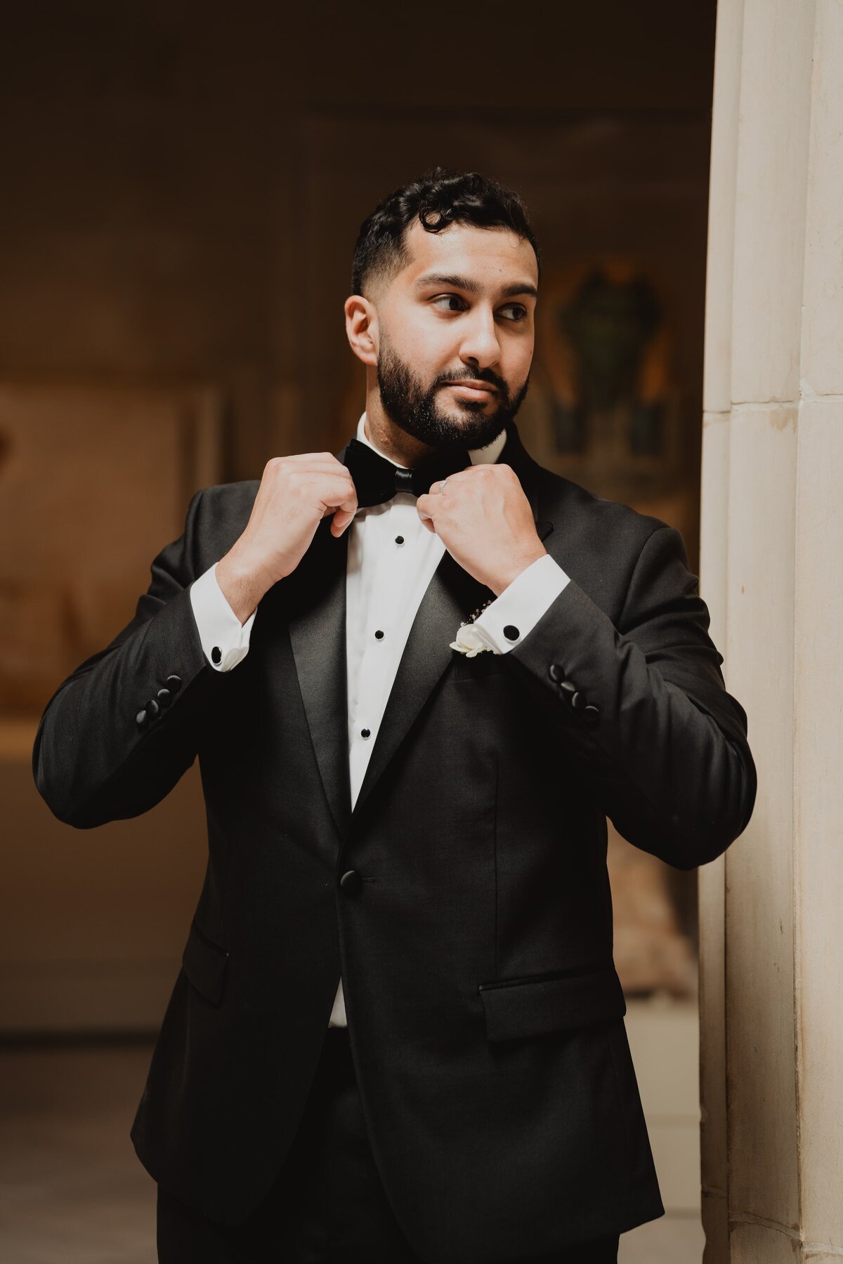 groom-toldeo-museum-wedding-photos