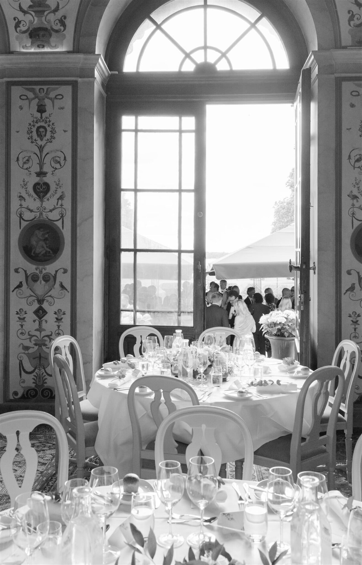 Bröllopsfotograf i Stockholm helloalora Anna Lundgren bröllopsdukning runda bord och bröllopsmingel destination slottsbröllop Rånäs Slott i Roslagen