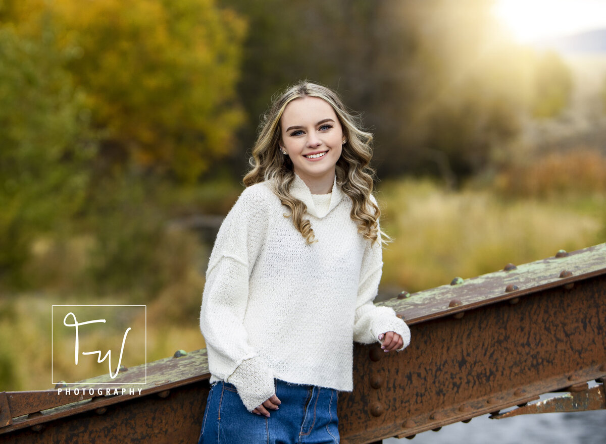 TanniWengerPhotographyStudio_SeniorPortraitPhotographer_OutdoorPhotos_JohnDayOregonPhotographer_EasternOregonPhotographer_WaterPhotos_BridgePhotos