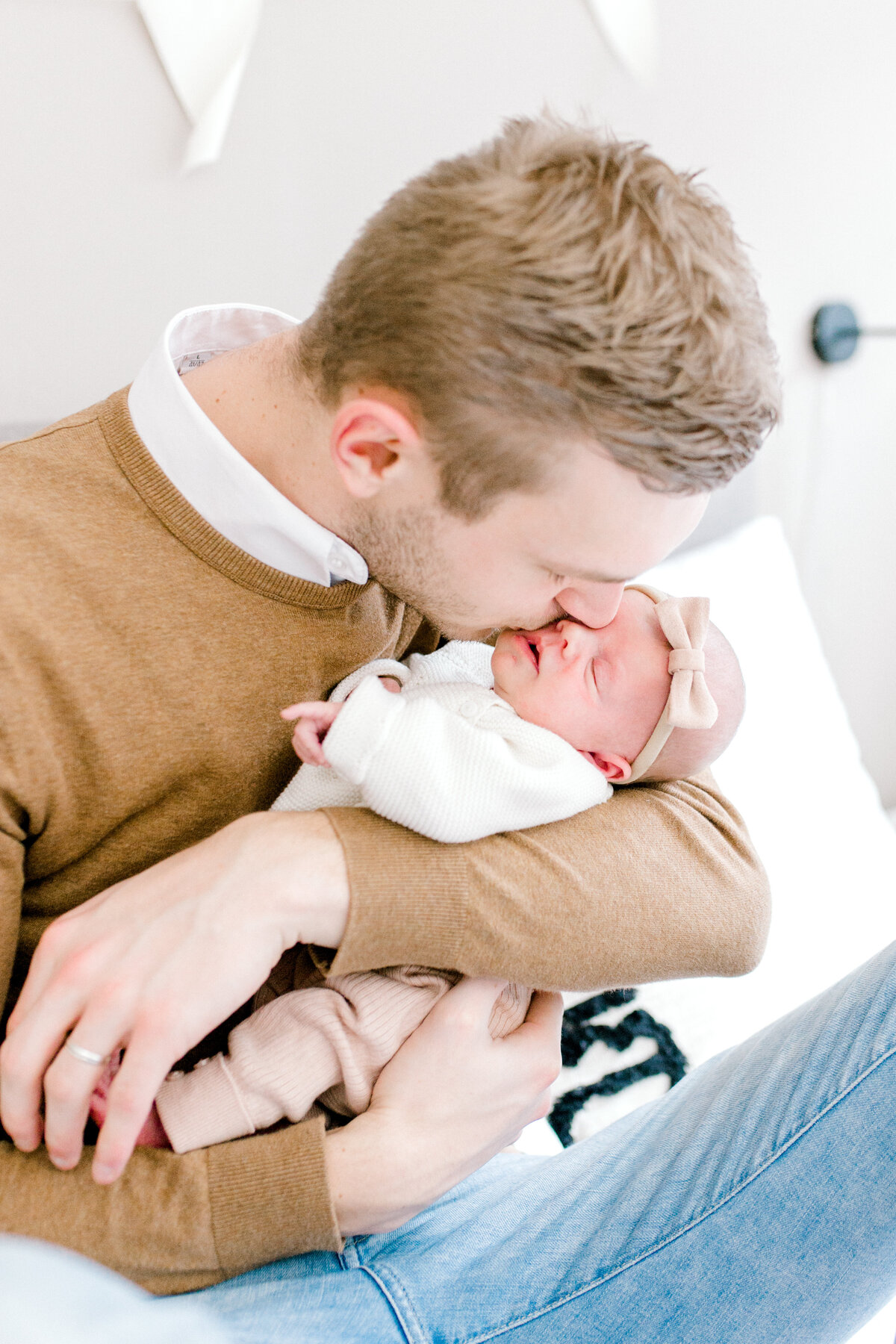 Sharona Sprong newbornshoot newborn baby fotoshoot Wognum Hoorn Enkhuizen Alkmaar papa vader