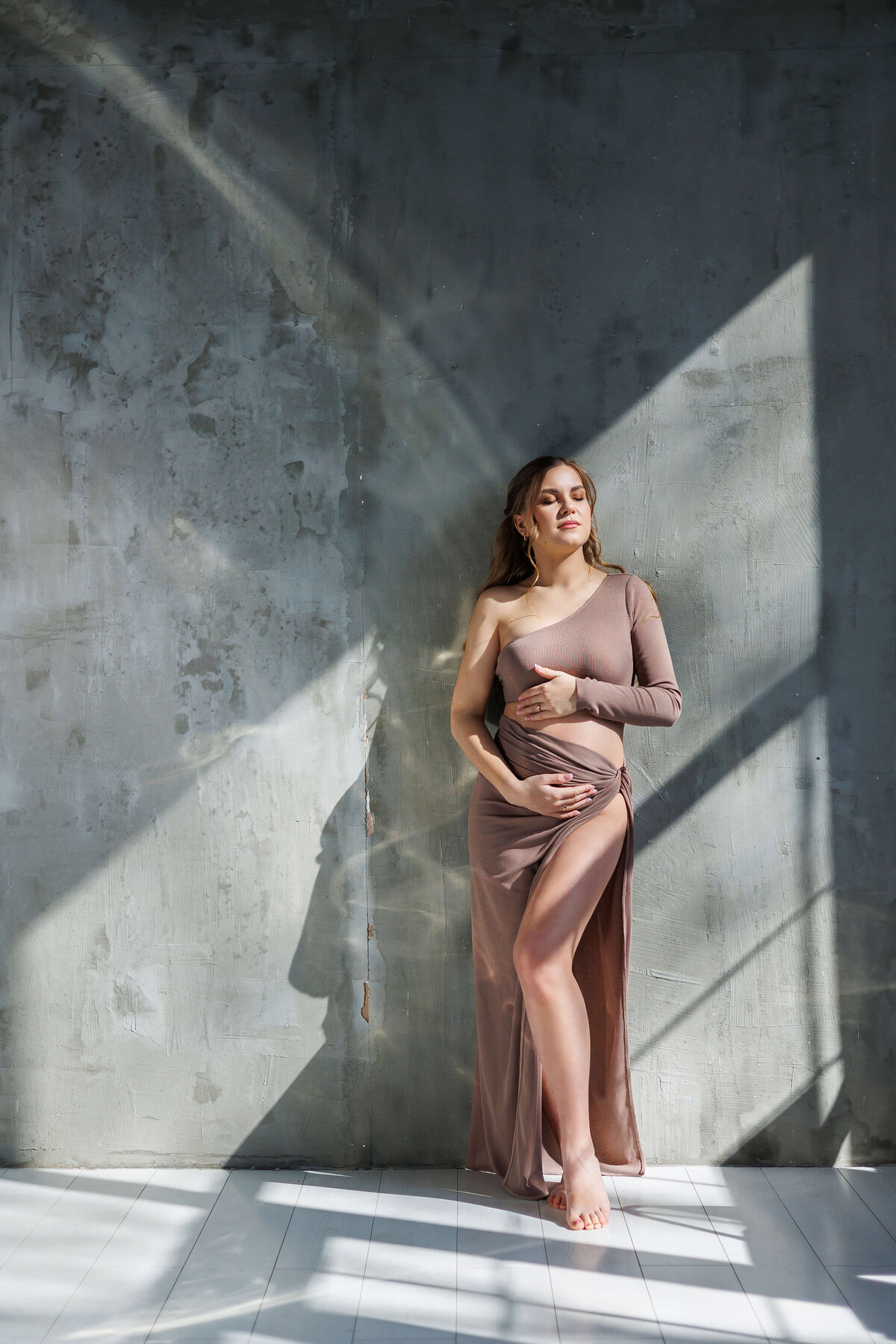 pregnant-woman-skirt-hugs-her-stomach-with-her-hands-fashion-pregnant-woman-full-length-portrait-gray-background-happy-pregnancy (1)