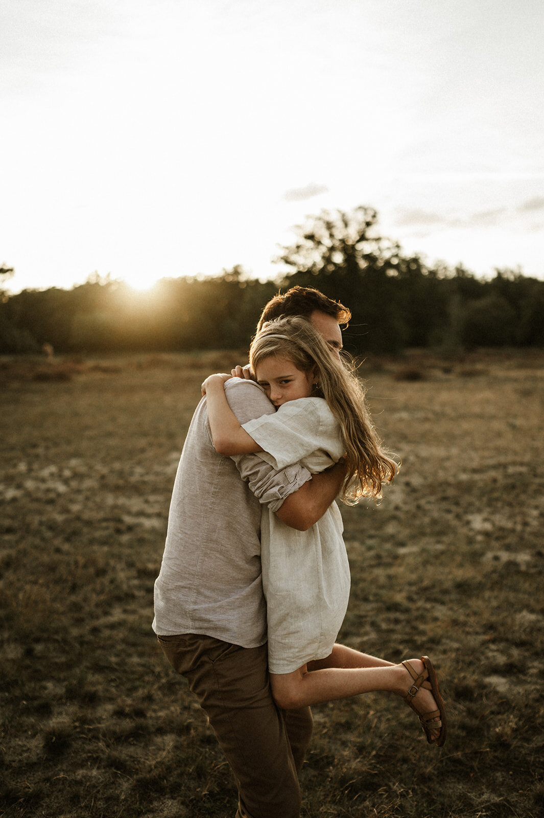 Gezinsfotografie in Nijlen tijdens golden hour – pure, spontane momenten vastgelegd in de heide.