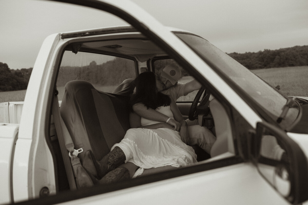 Wildflowercouplessessionwithtruck_emilyarwinephoto-106
