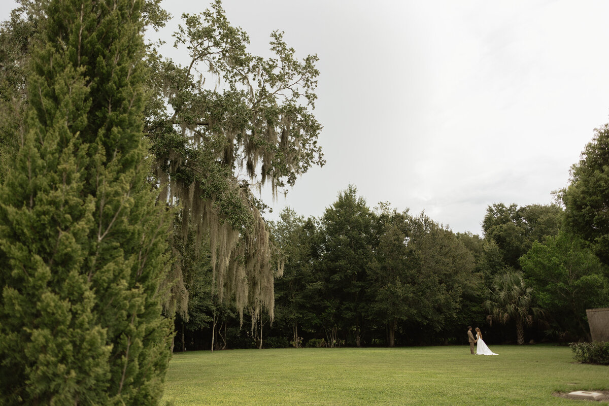 Elegant outdoor wedding surrounded by tropical greenery and historic charm at The Palm Mansion