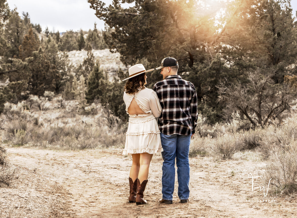 Couples_Photographer Tannni_Wenger_Photography Engaged Engagement_Photographer Here_Comes_The_Bride Wedding_Day Sunset Eastern_Oregon_Photographer