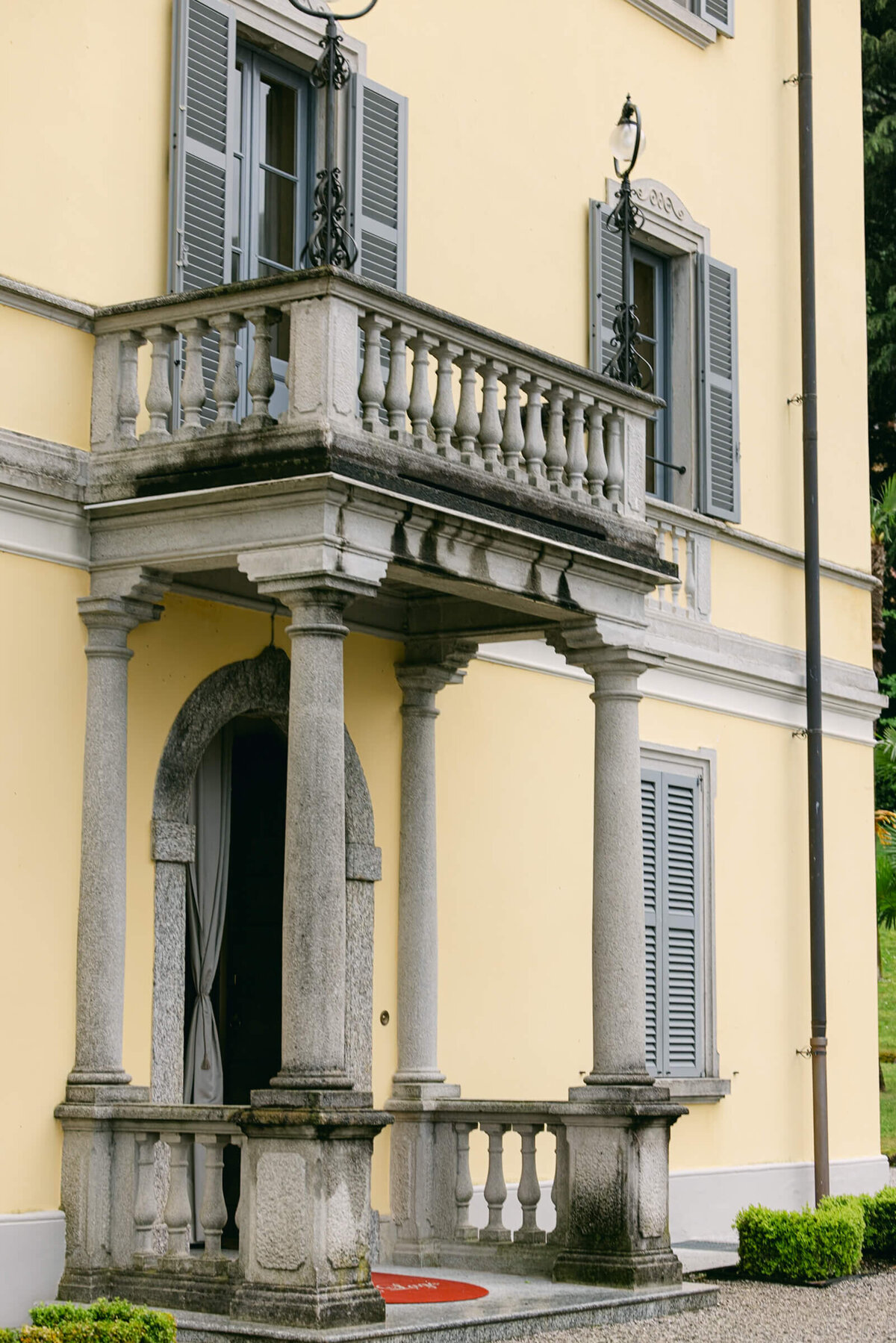A wedding day photo of the wedding venue Villa Aura del Lago on Lake Como in Italy