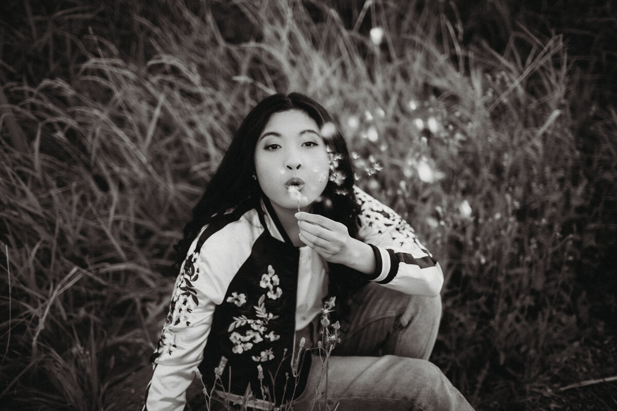 senior-portrait-girl-blackandwhite-flower