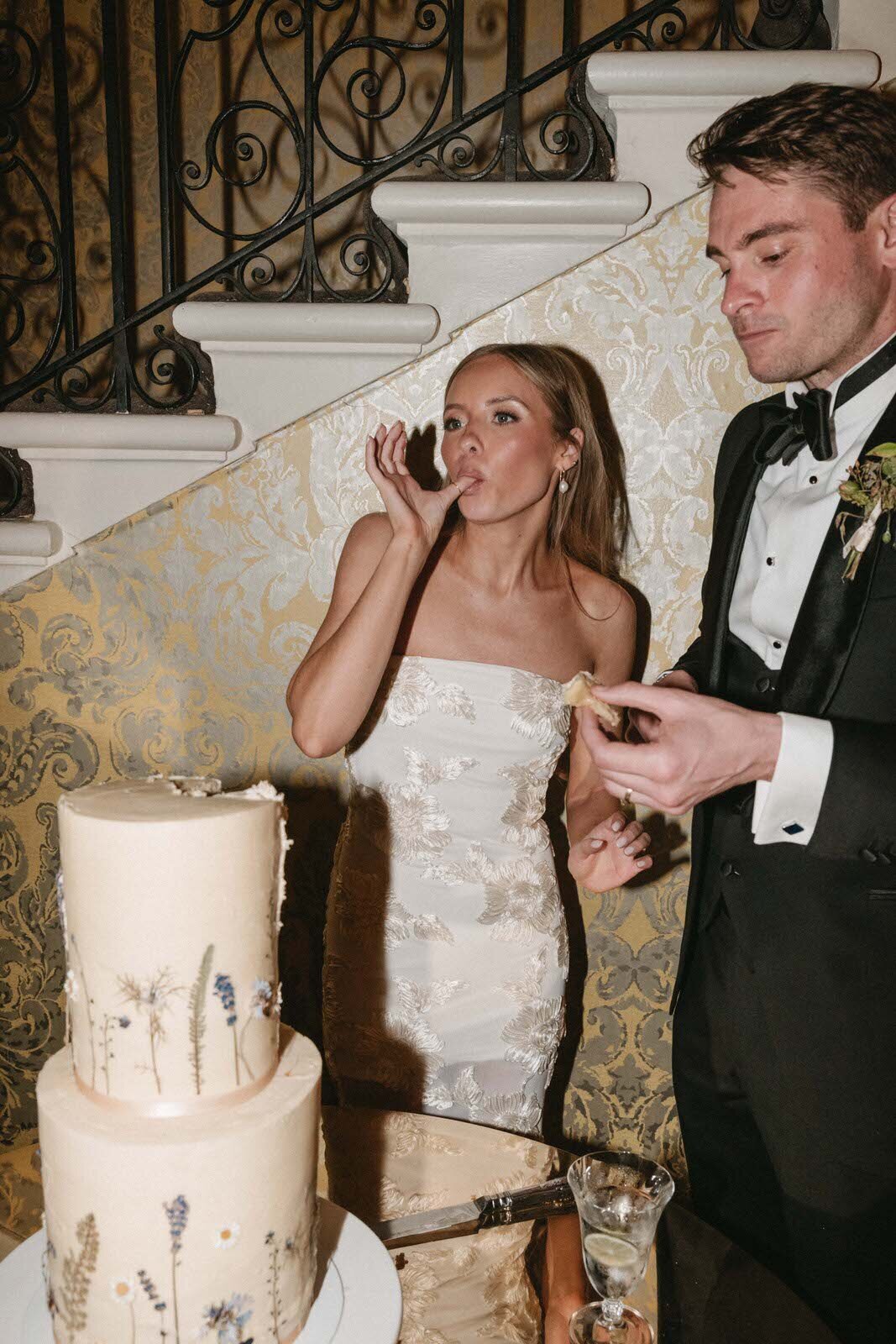 Flora_And_Grace_Analog_35mm_Editorial_Wedding_Photographer (1 von 1)-187